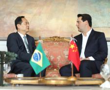 A China quer ser parceira do Paraná em obras de infraestrutura, com grande interesse no projeto do corredor bioceânico, que ligará os portos de Paranaguá, no Litoral do Estado, ao de Antofagasta, no Chile. O assunto foi tratado nesta quinta-feira (14) entre o governador Carlos Massa Ratinho Junior e o embaixador da República Popular da China, Yang Wanming, no Palácio Iguaçu. - . Curitiba,14/03/2019 Foto: Rodrigo Félix Leal/ANPr