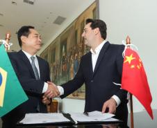 A China quer ser parceira do Paraná em obras de infraestrutura, com grande interesse no projeto do corredor bioceânico, que ligará os portos de Paranaguá, no Litoral do Estado, ao de Antofagasta, no Chile. O assunto foi tratado nesta quinta-feira (14) entre o governador Carlos Massa Ratinho Junior e o embaixador da República Popular da China, Yang Wanming, no Palácio Iguaçu. - . Curitiba,14/03/2019 Foto: Rodrigo Félix Leal/ANPr