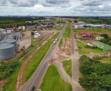 Em visita à 45ª edição da Expo Umuarama na noite desta sexta-feira (15), o governador Carlos Massa Ratinho Junior anunciou um pacote de R$ 54,7 milhões em investimentos na PR-323. Foram assinadas três licitações de obras e projetos de duplicação e ampliação da capacidade de tráfego da rodovia, que é um importante corredor da malha estadual e proporciona ligação com países do Mercosul. PR - 323  -  Umuarama, 15/03/2019  -  foto: José Fernando Ogura/ANPr