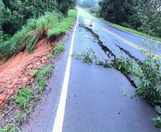 Interdição da PR-340 entre Tibagi e Telêmaco Borba, por conta de um desmoronamento de terra na tarde de sábado (16)  -  Curitiba, 17/03/2019  -  Foto: Divulgação DER