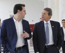 O governador Carlos Massa Ratinho Junior recebeu nesta segunda-feira, no Palácio Iguaçu, o diretor-geral brasileiro da Itaipu Binacional, general Joaquim Silva e Luna.Curitiba, 18-03-19.Foto: Arnaldo Alves / ANPr.