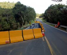 Tráfego na PR-340, entre Tibagi e Telêmaco Borba, foi liberado em meia pista na tarde desta terça-feira (25/3). Foto:DER