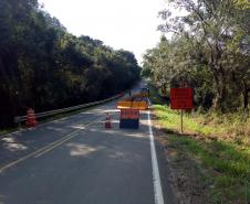 Tráfego na PR-340, entre Tibagi e Telêmaco Borba, foi liberado em meia pista na tarde desta terça-feira (25/3). Foto:DER