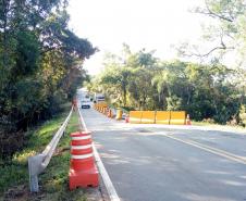 Tráfego na PR-340, entre Tibagi e Telêmaco Borba, foi liberado em meia pista na tarde desta terça-feira (25/3). Foto:DER