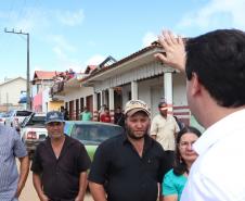 Cerca de oito mil pessoas serão beneficiadas pela obra de pavimentação da Estrada do Socavão, principal distrito de Castro, nos Campos Gerais. Nesta sexta-feira (29), o governador Carlos Massa Ratinho Junior esteve no município e assinou a ordem de serviço para pavimentar um trecho de nove quilômetros da estrada que liga o distrito de Socavão até a região do Pinheirão, em direção à PR-090.  -  Castro, 29/03/2019  -  Foto: Rodrigo Félix Leal/ANPr