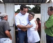 Cerca de oito mil pessoas serão beneficiadas pela obra de pavimentação da Estrada do Socavão, principal distrito de Castro, nos Campos Gerais. Nesta sexta-feira (29), o governador Carlos Massa Ratinho Junior esteve no município e assinou a ordem de serviço para pavimentar um trecho de nove quilômetros da estrada que liga o distrito de Socavão até a região do Pinheirão, em direção à PR-090.  -  Castro, 29/03/2019  -  Foto: Rodrigo Félix Leal/ANPr