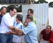 Cerca de oito mil pessoas serão beneficiadas pela obra de pavimentação da Estrada do Socavão, principal distrito de Castro, nos Campos Gerais. Nesta sexta-feira (29), o governador Carlos Massa Ratinho Junior esteve no município e assinou a ordem de serviço para pavimentar um trecho de nove quilômetros da estrada que liga o distrito de Socavão até a região do Pinheirão, em direção à PR-090.  -  Castro, 29/03/2019  -  Foto: Rodrigo Félix Leal/ANPr