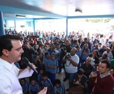 Cerca de oito mil pessoas serão beneficiadas pela obra de pavimentação da Estrada do Socavão, principal distrito de Castro, nos Campos Gerais. Nesta sexta-feira (29), o governador Carlos Massa Ratinho Junior esteve no município e assinou a ordem de serviço para pavimentar um trecho de nove quilômetros da estrada que liga o distrito de Socavão até a região do Pinheirão, em direção à PR-090.  -  Castro, 29/03/2019  -  Foto: Rodrigo Félix Leal/ANPr