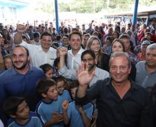 Cerca de oito mil pessoas serão beneficiadas pela obra de pavimentação da Estrada do Socavão, principal distrito de Castro, nos Campos Gerais. Nesta sexta-feira (29), o governador Carlos Massa Ratinho Junior esteve no município e assinou a ordem de serviço para pavimentar um trecho de nove quilômetros da estrada que liga o distrito de Socavão até a região do Pinheirão, em direção à PR-090.  -  Castro, 29/03/2019  -  Foto: Rodrigo Félix Leal/ANPr