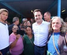 Cerca de oito mil pessoas serão beneficiadas pela obra de pavimentação da Estrada do Socavão, principal distrito de Castro, nos Campos Gerais. Nesta sexta-feira (29), o governador Carlos Massa Ratinho Junior esteve no município e assinou a ordem de serviço para pavimentar um trecho de nove quilômetros da estrada que liga o distrito de Socavão até a região do Pinheirão, em direção à PR-090.  -  Castro, 29/03/2019  -  Foto: Rodrigo Félix Leal/ANPr