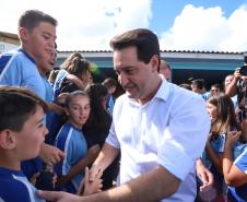 Cerca de oito mil pessoas serão beneficiadas pela obra de pavimentação da Estrada do Socavão, principal distrito de Castro, nos Campos Gerais. Nesta sexta-feira (29), o governador Carlos Massa Ratinho Junior esteve no município e assinou a ordem de serviço para pavimentar um trecho de nove quilômetros da estrada que liga o distrito de Socavão até a região do Pinheirão, em direção à PR-090.  -  Castro, 29/03/2019  -  Foto: Rodrigo Félix Leal/ANPr