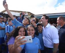 Cerca de oito mil pessoas serão beneficiadas pela obra de pavimentação da Estrada do Socavão, principal distrito de Castro, nos Campos Gerais. Nesta sexta-feira (29), o governador Carlos Massa Ratinho Junior esteve no município e assinou a ordem de serviço para pavimentar um trecho de nove quilômetros da estrada que liga o distrito de Socavão até a região do Pinheirão, em direção à PR-090.  -  Castro, 29/03/2019  -  Foto: Rodrigo Félix Leal/ANPr