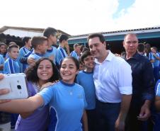 Cerca de oito mil pessoas serão beneficiadas pela obra de pavimentação da Estrada do Socavão, principal distrito de Castro, nos Campos Gerais. Nesta sexta-feira (29), o governador Carlos Massa Ratinho Junior esteve no município e assinou a ordem de serviço para pavimentar um trecho de nove quilômetros da estrada que liga o distrito de Socavão até a região do Pinheirão, em direção à PR-090.  -  Castro, 29/03/2019  -  Foto: Rodrigo Félix Leal/ANPr