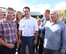 Cerca de oito mil pessoas serão beneficiadas pela obra de pavimentação da Estrada do Socavão, principal distrito de Castro, nos Campos Gerais. Nesta sexta-feira (29), o governador Carlos Massa Ratinho Junior esteve no município e assinou a ordem de serviço para pavimentar um trecho de nove quilômetros da estrada que liga o distrito de Socavão até a região do Pinheirão, em direção à PR-090.  -  Castro, 29/03/2019  -  Foto: Rodrigo Félix Leal/ANPr