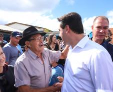 Cerca de oito mil pessoas serão beneficiadas pela obra de pavimentação da Estrada do Socavão, principal distrito de Castro, nos Campos Gerais. Nesta sexta-feira (29), o governador Carlos Massa Ratinho Junior esteve no município e assinou a ordem de serviço para pavimentar um trecho de nove quilômetros da estrada que liga o distrito de Socavão até a região do Pinheirão, em direção à PR-090.  -  Castro, 29/03/2019  -  Foto: Rodrigo Félix Leal/ANPr