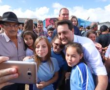 Cerca de oito mil pessoas serão beneficiadas pela obra de pavimentação da Estrada do Socavão, principal distrito de Castro, nos Campos Gerais. Nesta sexta-feira (29), o governador Carlos Massa Ratinho Junior esteve no município e assinou a ordem de serviço para pavimentar um trecho de nove quilômetros da estrada que liga o distrito de Socavão até a região do Pinheirão, em direção à PR-090.  -  Castro, 29/03/2019  -  Foto: Rodrigo Félix Leal/ANPr