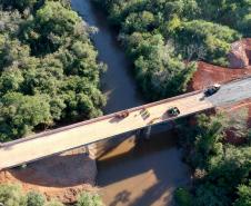 O Departamento de Estradas de Rodagem do Paraná (DER-PR) vai liberar na manhã deste sábado (30) o tráfego sobre a ponte do Rio da Anta, na PR-082. O trecho liga o município de Douradina à Santa Felicidade, distrito de Tapira, no Noroeste do Estado. O local estava totalmente interditado desde 7 de janeiro, quando parte do pavimento da cabeceira da ponte cedeu na altura do km 568 devido às chuvas.  -  Curitiba, 29/03/2019  -  Foto: Divulgação DER