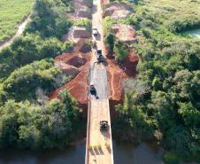 O Departamento de Estradas de Rodagem do Paraná (DER-PR) vai liberar na manhã deste sábado (30) o tráfego sobre a ponte do Rio da Anta, na PR-082. O trecho liga o município de Douradina à Santa Felicidade, distrito de Tapira, no Noroeste do Estado. O local estava totalmente interditado desde 7 de janeiro, quando parte do pavimento da cabeceira da ponte cedeu na altura do km 568 devido às chuvas.  -  Curitiba, 29/03/2019  -  Foto: Divulgação DER