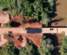 O Departamento de Estradas de Rodagem do Paraná (DER-PR) vai liberar na manhã deste sábado (30) o tráfego sobre a ponte do Rio da Anta, na PR-082. O trecho liga o município de Douradina à Santa Felicidade, distrito de Tapira, no Noroeste do Estado. O local estava totalmente interditado desde 7 de janeiro, quando parte do pavimento da cabeceira da ponte cedeu na altura do km 568 devido às chuvas.  -  Curitiba, 29/03/2019  -  Foto: Divulgação DER