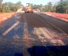 O Departamento de Estradas de Rodagem do Paraná (DER-PR) vai liberar na manhã deste sábado (30) o tráfego sobre a ponte do Rio da Anta, na PR-082. O trecho liga o município de Douradina à Santa Felicidade, distrito de Tapira, no Noroeste do Estado. O local estava totalmente interditado desde 7 de janeiro, quando parte do pavimento da cabeceira da ponte cedeu na altura do km 568 devido às chuvas.  -  Curitiba, 29/03/2019  -  Foto: Divulgação DER