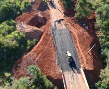 O Departamento de Estradas de Rodagem do Paraná (DER-PR) vai liberar na manhã deste sábado (30) o tráfego sobre a ponte do Rio da Anta, na PR-082. O trecho liga o município de Douradina à Santa Felicidade, distrito de Tapira, no Noroeste do Estado. O local estava totalmente interditado desde 7 de janeiro, quando parte do pavimento da cabeceira da ponte cedeu na altura do km 568 devido às chuvas.  -  Curitiba, 29/03/2019  -  Foto: Divulgação DER