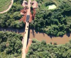 O Departamento de Estradas de Rodagem do Paraná (DER-PR) vai liberar na manhã deste sábado (30) o tráfego sobre a ponte do Rio da Anta, na PR-082. O trecho liga o município de Douradina à Santa Felicidade, distrito de Tapira, no Noroeste do Estado. O local estava totalmente interditado desde 7 de janeiro, quando parte do pavimento da cabeceira da ponte cedeu na altura do km 568 devido às chuvas.  -  Curitiba, 29/03/2019  -  Foto: Divulgação DER