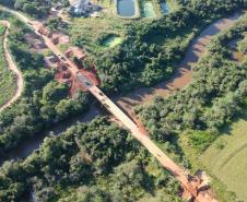 O Departamento de Estradas de Rodagem do Paraná (DER-PR) vai liberar na manhã deste sábado (30) o tráfego sobre a ponte do Rio da Anta, na PR-082. O trecho liga o município de Douradina à Santa Felicidade, distrito de Tapira, no Noroeste do Estado. O local estava totalmente interditado desde 7 de janeiro, quando parte do pavimento da cabeceira da ponte cedeu na altura do km 568 devido às chuvas.  -  Curitiba, 29/03/2019  -  Foto: Divulgação DER