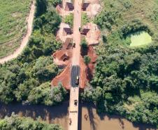 O Departamento de Estradas de Rodagem do Paraná (DER-PR) vai liberar na manhã deste sábado (30) o tráfego sobre a ponte do Rio da Anta, na PR-082. O trecho liga o município de Douradina à Santa Felicidade, distrito de Tapira, no Noroeste do Estado. O local estava totalmente interditado desde 7 de janeiro, quando parte do pavimento da cabeceira da ponte cedeu na altura do km 568 devido às chuvas.  -  Curitiba, 29/03/2019  -  Foto: Divulgação DER