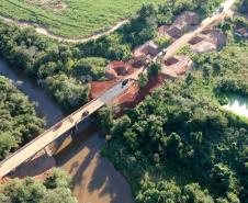 O Departamento de Estradas de Rodagem do Paraná (DER-PR) vai liberar na manhã deste sábado (30) o tráfego sobre a ponte do Rio da Anta, na PR-082. O trecho liga o município de Douradina à Santa Felicidade, distrito de Tapira, no Noroeste do Estado. O local estava totalmente interditado desde 7 de janeiro, quando parte do pavimento da cabeceira da ponte cedeu na altura do km 568 devido às chuvas.  -  Curitiba, 29/03/2019  -  Foto: Divulgação DER