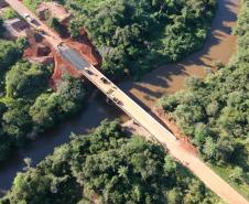 O Departamento de Estradas de Rodagem do Paraná (DER-PR) vai liberar na manhã deste sábado (30) o tráfego sobre a ponte do Rio da Anta, na PR-082. O trecho liga o município de Douradina à Santa Felicidade, distrito de Tapira, no Noroeste do Estado. O local estava totalmente interditado desde 7 de janeiro, quando parte do pavimento da cabeceira da ponte cedeu na altura do km 568 devido às chuvas.  -  Curitiba, 29/03/2019  -  Foto: Divulgação DER