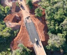 O Departamento de Estradas de Rodagem do Paraná (DER-PR) vai liberar na manhã deste sábado (30) o tráfego sobre a ponte do Rio da Anta, na PR-082. O trecho liga o município de Douradina à Santa Felicidade, distrito de Tapira, no Noroeste do Estado. O local estava totalmente interditado desde 7 de janeiro, quando parte do pavimento da cabeceira da ponte cedeu na altura do km 568 devido às chuvas.  -  Curitiba, 29/03/2019  -  Foto: Divulgação DER