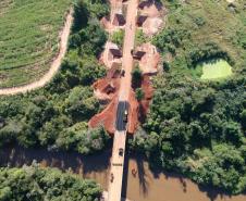 O Departamento de Estradas de Rodagem do Paraná (DER-PR) vai liberar na manhã deste sábado (30) o tráfego sobre a ponte do Rio da Anta, na PR-082. O trecho liga o município de Douradina à Santa Felicidade, distrito de Tapira, no Noroeste do Estado. O local estava totalmente interditado desde 7 de janeiro, quando parte do pavimento da cabeceira da ponte cedeu na altura do km 568 devido às chuvas.  -  Curitiba, 29/03/2019  -  Foto: Divulgação DER