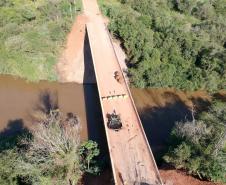 O Departamento de Estradas de Rodagem do Paraná (DER-PR) vai liberar na manhã deste sábado (30) o tráfego sobre a ponte do Rio da Anta, na PR-082. O trecho liga o município de Douradina à Santa Felicidade, distrito de Tapira, no Noroeste do Estado. O local estava totalmente interditado desde 7 de janeiro, quando parte do pavimento da cabeceira da ponte cedeu na altura do km 568 devido às chuvas.  -  Curitiba, 29/03/2019  -  Foto: Divulgação DER