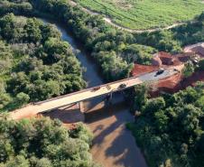 O Departamento de Estradas de Rodagem do Paraná (DER-PR) vai liberar na manhã deste sábado (30) o tráfego sobre a ponte do Rio da Anta, na PR-082. O trecho liga o município de Douradina à Santa Felicidade, distrito de Tapira, no Noroeste do Estado. O local estava totalmente interditado desde 7 de janeiro, quando parte do pavimento da cabeceira da ponte cedeu na altura do km 568 devido às chuvas.  -  Curitiba, 29/03/2019  -  Foto: Divulgação DER