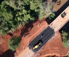 O Departamento de Estradas de Rodagem do Paraná (DER-PR) vai liberar na manhã deste sábado (30) o tráfego sobre a ponte do Rio da Anta, na PR-082. O trecho liga o município de Douradina à Santa Felicidade, distrito de Tapira, no Noroeste do Estado. O local estava totalmente interditado desde 7 de janeiro, quando parte do pavimento da cabeceira da ponte cedeu na altura do km 568 devido às chuvas.  -  Curitiba, 29/03/2019  -  Foto: Divulgação DER