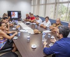 Órgãos de segurança que atuam em Paranaguá vão trabalhar em conjunto para dar mais agilidade no atendimento aos caminhoneiros que chegam para descarregar no Porto. O grupo, convidado pela Administração dos Portos do Paraná, discute formas efetivas de combater assaltos, vazadas e crimes ambientais.  -  Paranaguá, 01/04/2019  -  Foto: Cláudio Neves/APPA