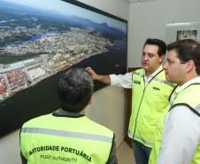 O governador Carlos Massa Ratinho Junior anunciou nesta quarta-feira (3) a contratação do projeto executivo de engenharia para restauração e ampliação de capacidade da Av. Ayrton Senna da Silva, um dos principais acessos ao Porto, no Litoral. A revitalização da via é fundamental para aumentar a capacidade de escoamento das exportações do Estado.  -  Paranaguá, 03/04/2019  -  Foto: Rodrigo Félix Leal/ANPr