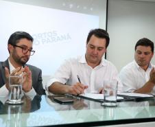 O governador Carlos Massa Ratinho Junior anunciou nesta quarta-feira (3) a contratação do projeto executivo de engenharia para restauração e ampliação de capacidade da Av. Ayrton Senna da Silva, um dos principais acessos ao Porto, no Litoral. A revitalização da via é fundamental para aumentar a capacidade de escoamento das exportações do Estado.  -  Paranaguá, 03/04/2019  -  Foto: Rodrigo Félix Leal/ANPr