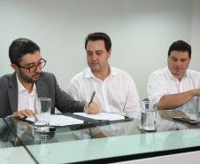 O governador Carlos Massa Ratinho Junior anunciou nesta quarta-feira (3) a contratação do projeto executivo de engenharia para restauração e ampliação de capacidade da Av. Ayrton Senna da Silva, um dos principais acessos ao Porto, no Litoral. A revitalização da via é fundamental para aumentar a capacidade de escoamento das exportações do Estado.  -  Paranaguá, 03/04/2019  -  Foto: Rodrigo Félix Leal/ANPr