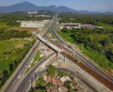  A administração dos Portos do Paraná realiza em paralelo uma série de obras para o desenvolvimento regional. A mais adiantada é a construção do novo viaduto na entrada de Paranaguá, onde a BR-277 se divide entre as avenidas Ayrton Senna e Bento Rocha. O projeto e a execução são coordenados pelo DER (Departamento de Estradas de Rodagem). O investimento dos Portos é de R$ 12,7 milhões e a entrega da obra será em junho .Foto:José Fernando Ogura/ANPr