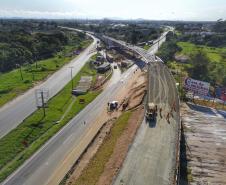  A administração dos Portos do Paraná realiza em paralelo uma série de obras para o desenvolvimento regional. A mais adiantada é a construção do novo viaduto na entrada de Paranaguá, onde a BR-277 se divide entre as avenidas Ayrton Senna e Bento Rocha. O projeto e a execução são coordenados pelo DER (Departamento de Estradas de Rodagem). O investimento dos Portos é de R$ 12,7 milhões e a entrega da obra será em junho .Foto:José Fernando Ogura/ANPr