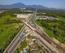  A administração dos Portos do Paraná realiza em paralelo uma série de obras para o desenvolvimento regional. A mais adiantada é a construção do novo viaduto na entrada de Paranaguá, onde a BR-277 se divide entre as avenidas Ayrton Senna e Bento Rocha. O projeto e a execução são coordenados pelo DER (Departamento de Estradas de Rodagem). O investimento dos Portos é de R$ 12,7 milhões e a entrega da obra será em junho .Foto:José Fernando Ogura/ANPr