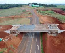 Departamento de Estradas de Rodagem do Paraná (DER-PR) está em processo de finalização do marco zero do Contorno de Pato Branco. O viaduto erguido sobre a BR-158 está 75% concluído e representa o início da obra, que irá desviar o tráfego de veículos de grande porte da cidade para a PR-493. O término da obra viária na região sudoeste do Estado está previsto para o final de 2019. -  pato branco, 04/04/2019  -  Foto: Divulgação Prefeitura de Pato Branco