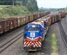 A Ferroeste (Estrada de Ferro Paraná Oeste S.A.) faturou R$ 9 milhões nos três primeiros meses de 2019, melhor resultado de um primeiro trimestre de sua história. Nesse período passaram pelos 250 quilômetros do trecho entre Cascavel e Guarapuava 308.137 toneladas de produtos, sendo 205.086 de granéis – pela primeira vez esse trimestre, que contempla a colheita da safra de soja, alcança a marca de pelo menos 200 mil toneladas.  -  Guarapuava, 04/04/2019  -  Foto: Jaelson Lucas/ANPr