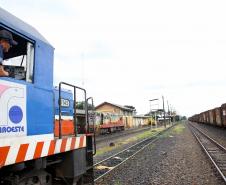 A Ferroeste (Estrada de Ferro Paraná Oeste S.A.) faturou R$ 9 milhões nos três primeiros meses de 2019, melhor resultado de um primeiro trimestre de sua história. Nesse período passaram pelos 250 quilômetros do trecho entre Cascavel e Guarapuava 308.137 toneladas de produtos, sendo 205.086 de granéis – pela primeira vez esse trimestre, que contempla a colheita da safra de soja, alcança a marca de pelo menos 200 mil toneladas.  -  Guarapuava, 04/04/2019  -  Foto: Jaelson Lucas/ANPr