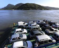 O Departamento de Estradas de Rodagens (DER-PR) prorrogou por mais um ano o contrato de concessão do ferry boat que faz a travessia Guaratuba – Caiobá, no Litoral do Paraná. A empresa Concessionária Travessia de Guaratuba continuará a prestar o serviço sem mudanças na tarifa.  -  Foto: Arquivo ANPr