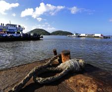 O Departamento de Estradas de Rodagens (DER-PR) prorrogou por mais um ano o contrato de concessão do ferry boat que faz a travessia Guaratuba – Caiobá, no Litoral do Paraná. A empresa Concessionária Travessia de Guaratuba continuará a prestar o serviço sem mudanças na tarifa.  -  Foto: Arquivo ANPr