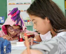 Os Portos do Paraná deram início ao primeiro módulo do Programa de Educação Ambiental de 2019. As atividades com as crianças da rede municipal de 12 comunidades do entorno começaram este mês e serão realizadas a cada bimestre, até novembro. No total, são quase 300 alunos, de 1º a 5º anos, que participam das aulas e momentos lúdicos preparados pelos profissionais. Foto: Claudio Neves/APPA