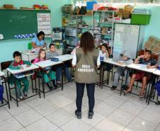 Os Portos do Paraná deram início ao primeiro módulo do Programa de Educação Ambiental de 2019. As atividades com as crianças da rede municipal de 12 comunidades do entorno começaram este mês e serão realizadas a cada bimestre, até novembro. No total, são quase 300 alunos, de 1º a 5º anos, que participam das aulas e momentos lúdicos preparados pelos profissionais. Foto: Claudio Neves/APPA