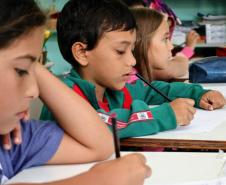Os Portos do Paraná deram início ao primeiro módulo do Programa de Educação Ambiental de 2019. As atividades com as crianças da rede municipal de 12 comunidades do entorno começaram este mês e serão realizadas a cada bimestre, até novembro. No total, são quase 300 alunos, de 1º a 5º anos, que participam das aulas e momentos lúdicos preparados pelos profissionais. Foto: Claudio Neves/APPA